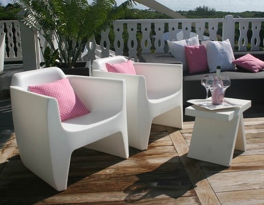 Salon de jardin en résine moulée