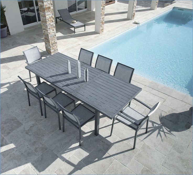 Salon de jardin en bois brut