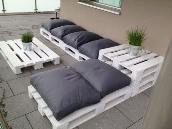 Peindre un salon de jardin en palette