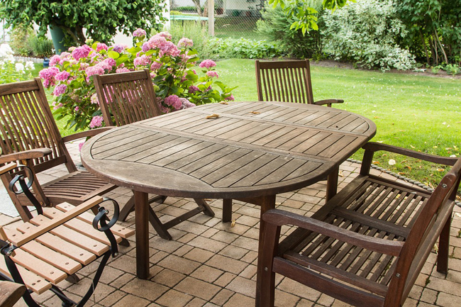 Refaire son salon de jardin en teck