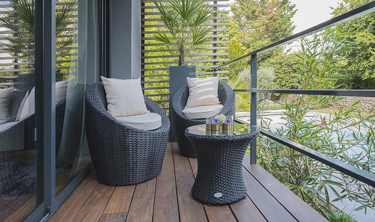 Salon de jardin en résine tressée empilable