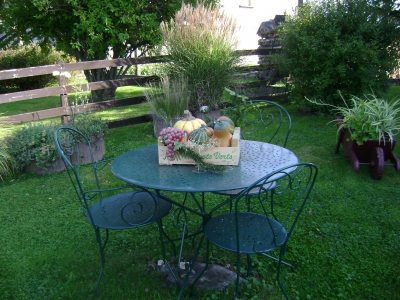 Peindre un salon de jardin en fer forgé