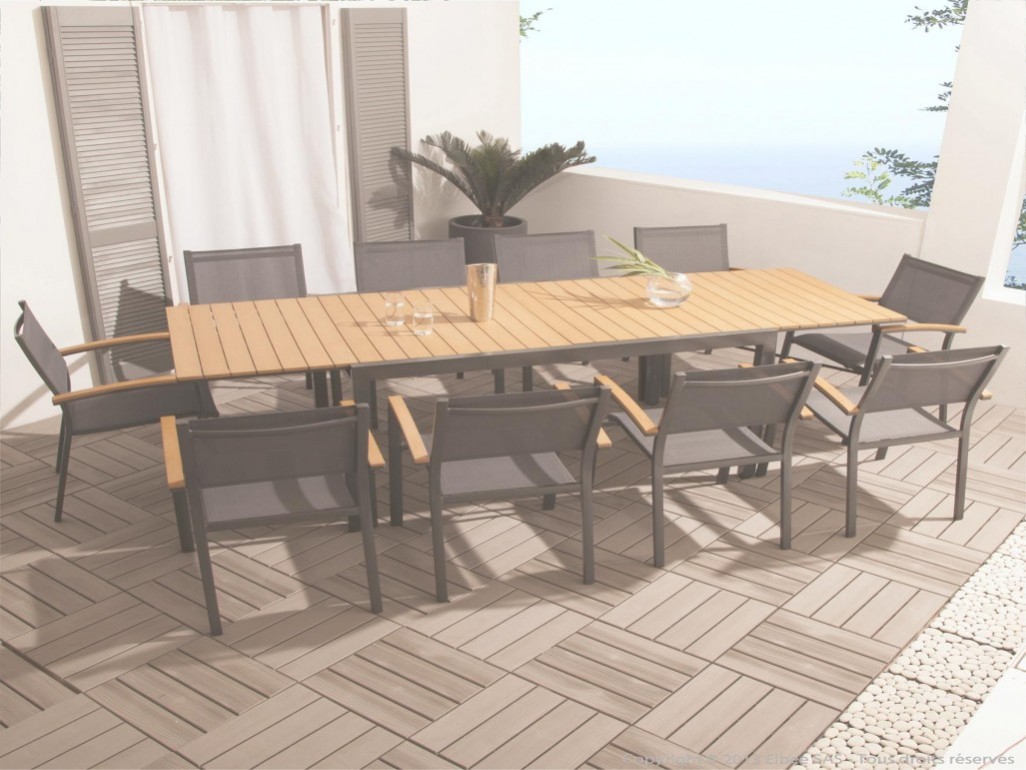 Retaper un salon de jardin en bois