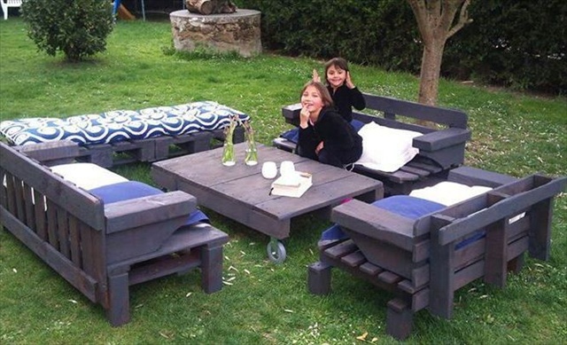 Fixer un salon de jardin en palette