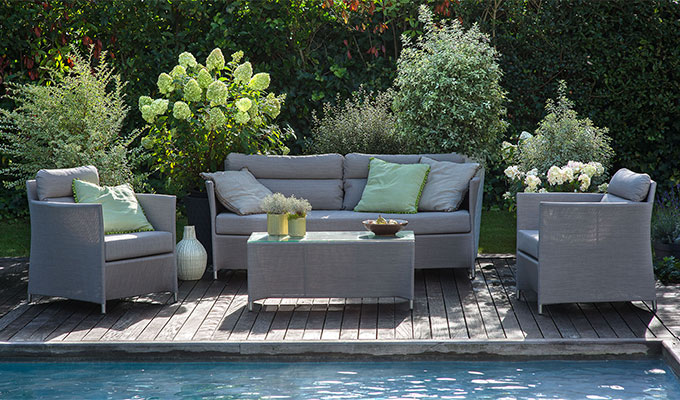 Nettoyer un salon de jardin en composite