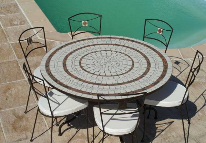 Salon de jardin avec table mosaique