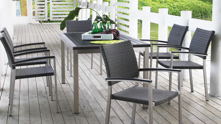 Table salon de jardin moderne