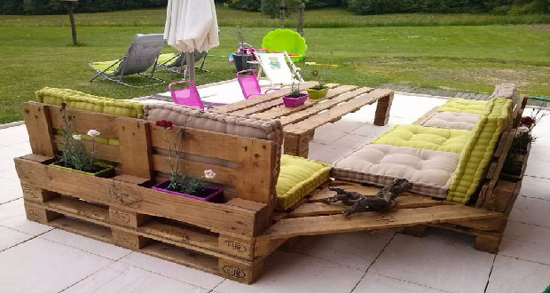 Salon de jardin sous la pluie